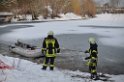 Hund und Person Eiseinbruch Koeln Fuehlinger See P090